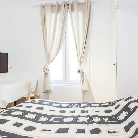 Rue Du Maine In Montparnasse - Next To Train Station, Close To 6th Arrondissement