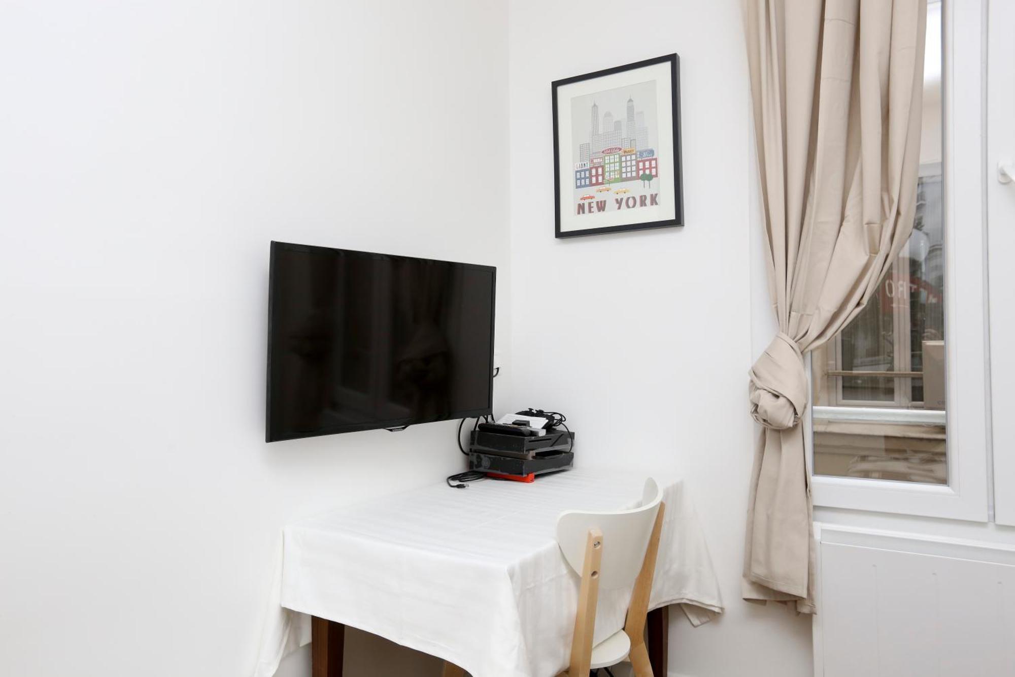 Rue Du Maine In Montparnasse - Next To Train Station, Close To 6th Arrondissement Apartment Paris