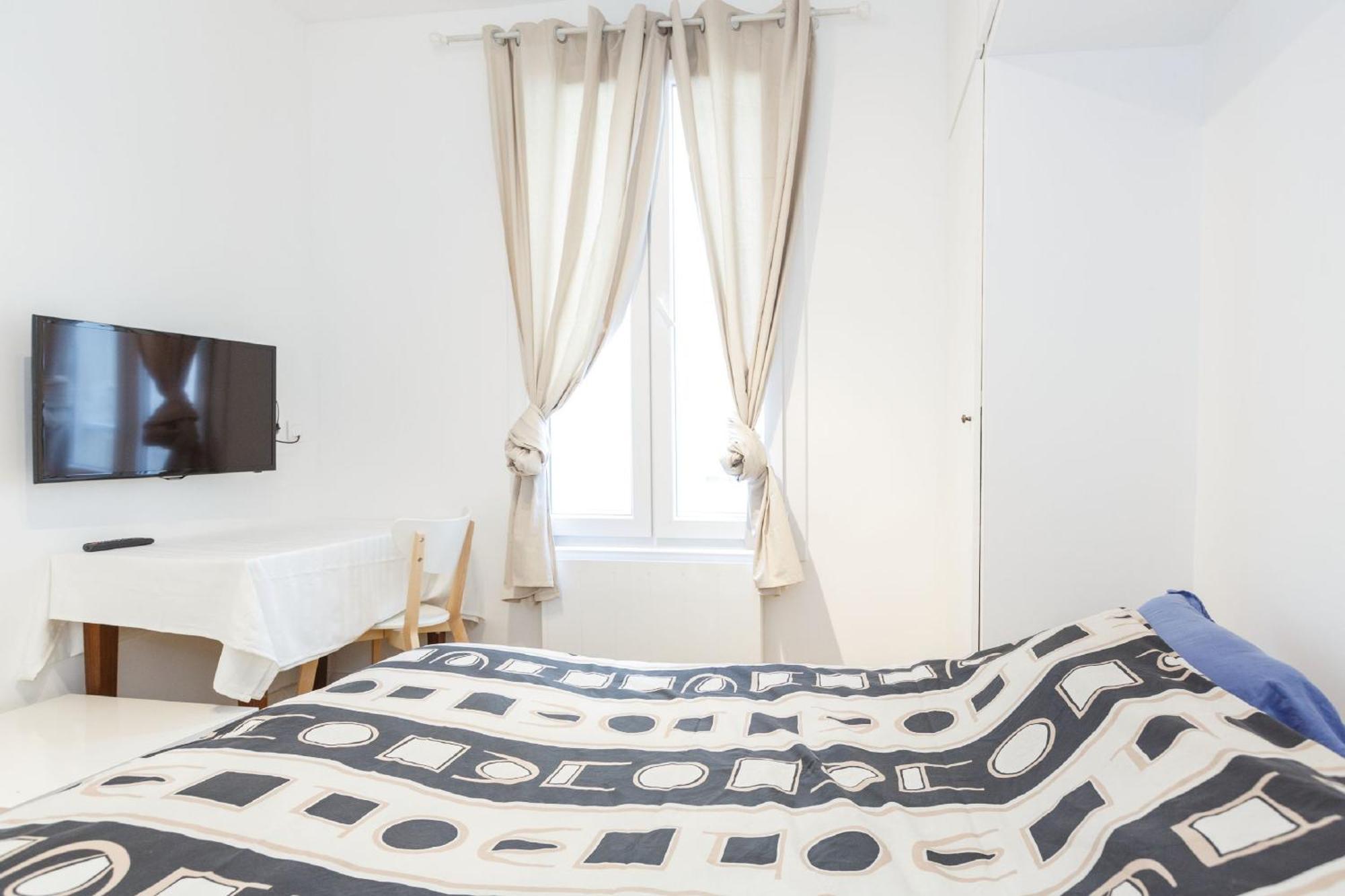 Rue Du Maine In Montparnasse - Next To Train Station, Close To 6th Arrondissement